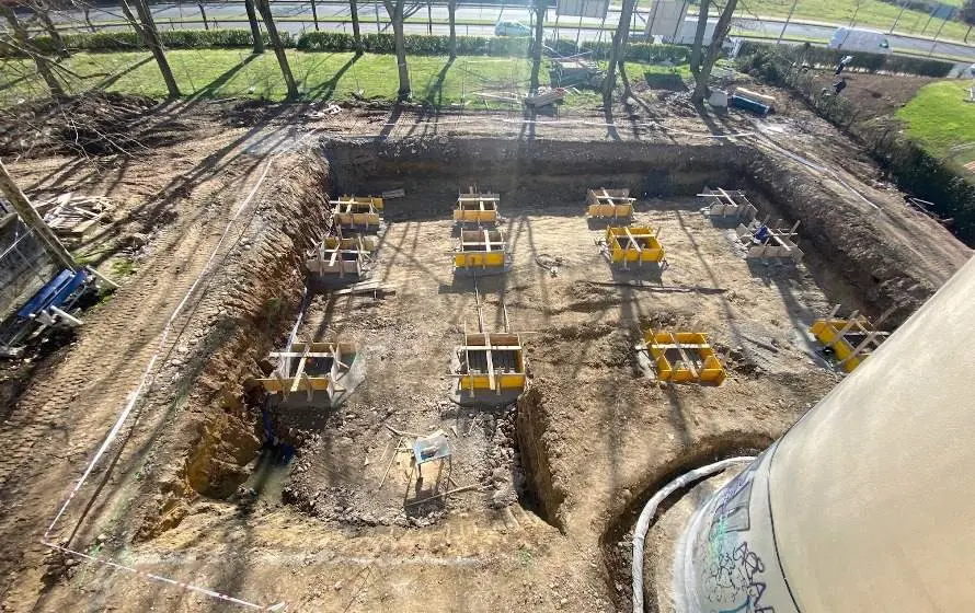 Vista de las obras de la ampliación del centro Fernando Azteca, en Santander.