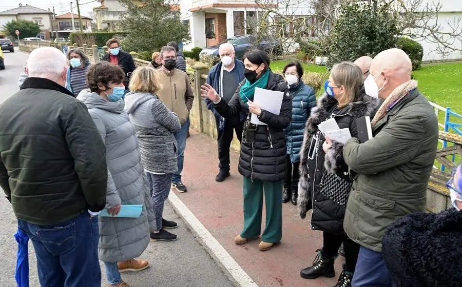 La alcaldesa, Gema Igual, con los vecinos de Monte.