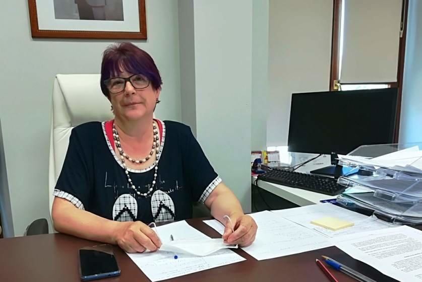 La alcaldesa de Guriezo, María Rivero, en su despacho en el Ayuntamiento. R.A.
