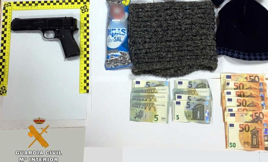 Dinero y arma del presunto atracador en Noja.