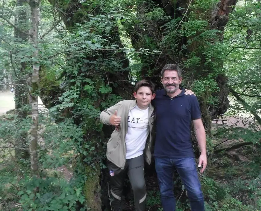 Adolfo Pérez Muela y su hijo Alonso en Cantabria.