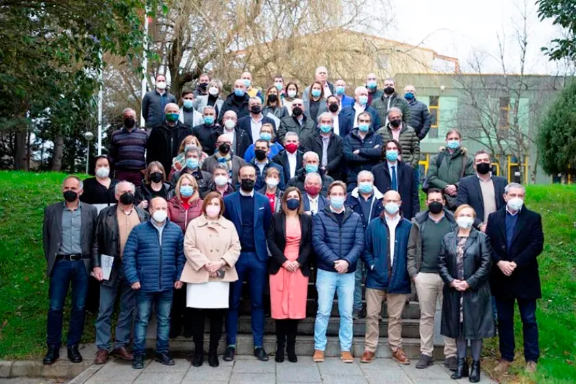 La consejera de Presidencia, Interior, Justicia y Acción Exterior, Paula Fernández, presenta el estudio base de delimitación comarcal de Cantabria a los alcaldes y representantes municipales.