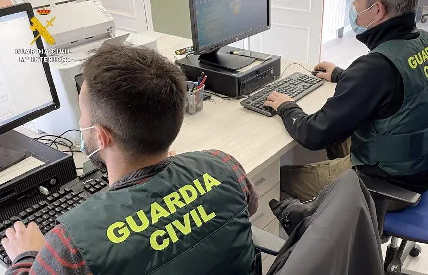 Agentes de la Guardia Civil que investigan delitos telemáticos.