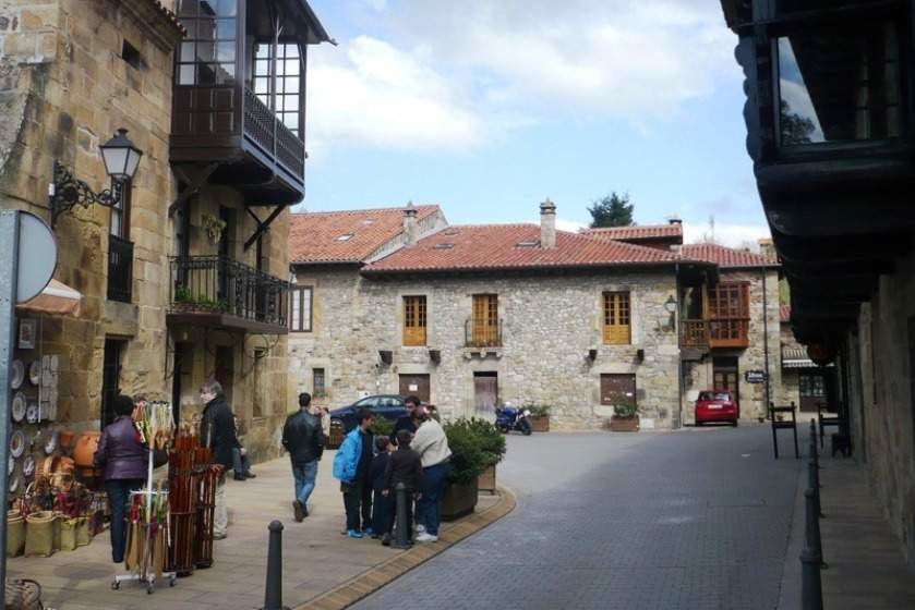 Liérganes casco histórico y zona de acceso a la Plaza de los Cañones. R.A.
