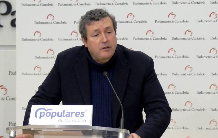 El portavoz parlamentario del PP, Iñigo Fernández, pide explicaciones por los PGOU de Argoños y Piélagos.
