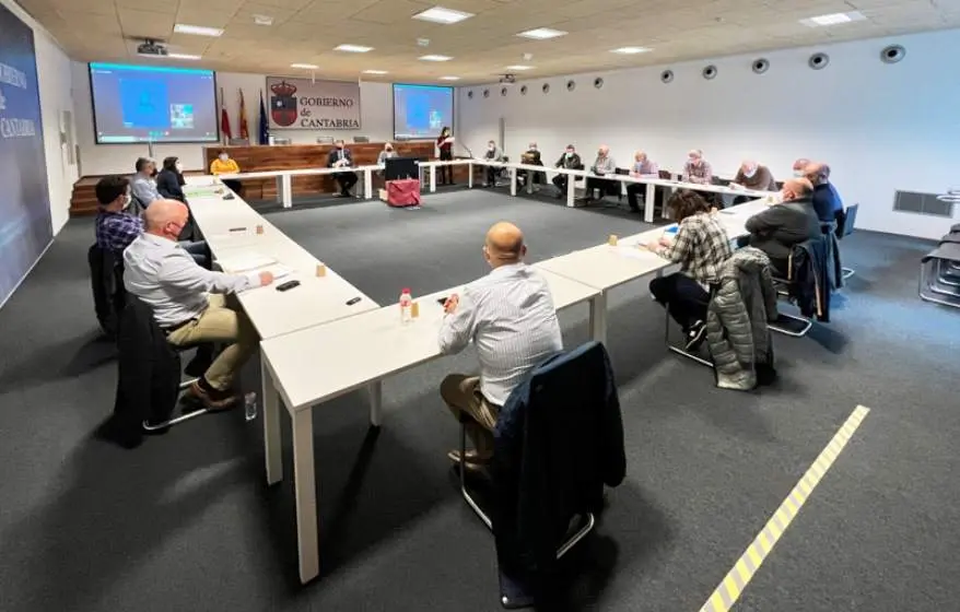 Un momento de la reunión, presidida por el consejero de Desarrollo Rural, Guillermo Blanco.