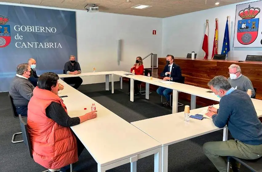 Reunión del consejero de Desarrollo Rural con los productores de sobaos.