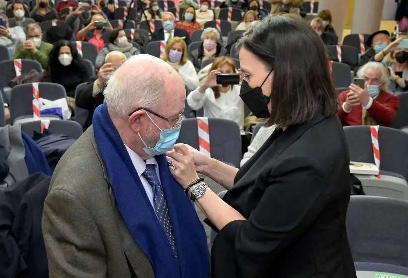 Luis de Escallada en el momento de recibir la distinción de manos de la alcaldesa de Santander, Gema Igual.