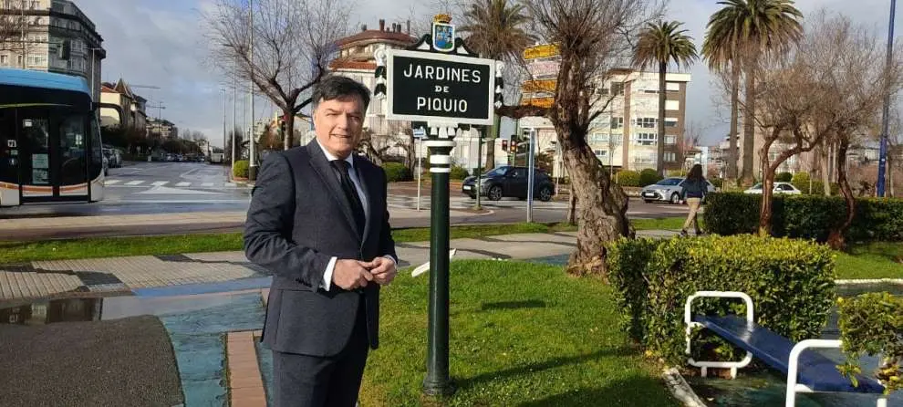 El portavoz de Vox en el Ayuntamiento de Santander, Guillermo Pérez-Cosío, en los Jardines de Piquío.