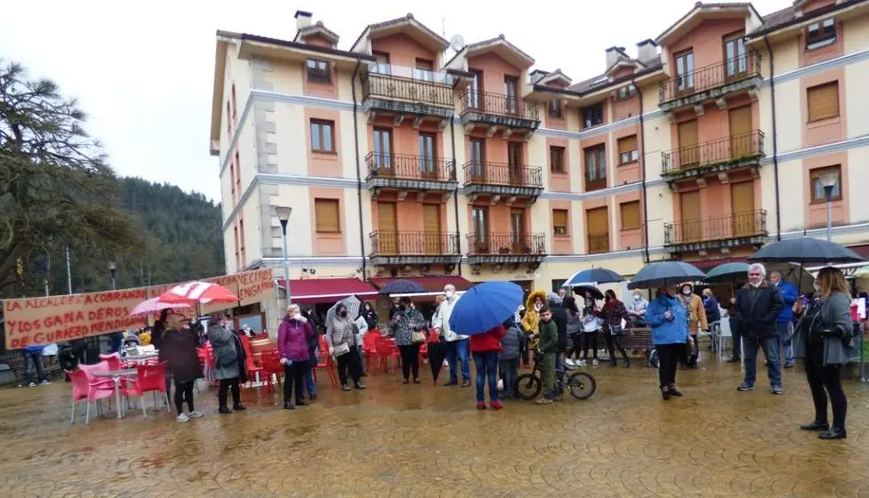 Protesta en La Plaza de la Chiquita en Guriezo. R.A.