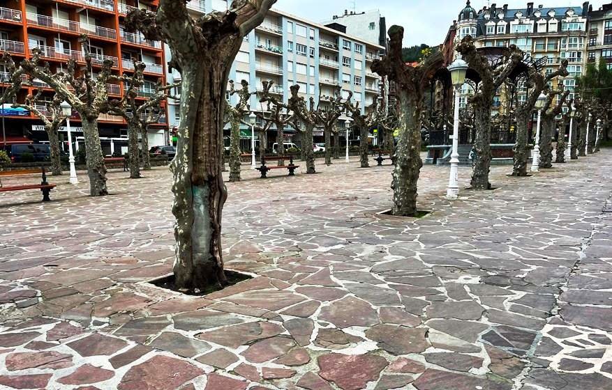 Plaza de La Barrera, en Castro Urdiales, donde se pretende cambiar la superficie.