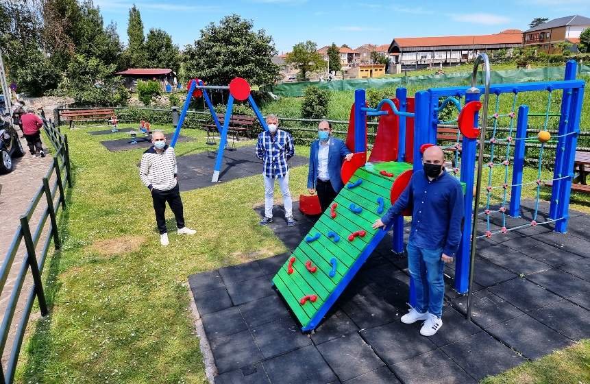 Miembros de la Junta Vecinal en el parque infantil de San Román remodelado en Viérnoles
