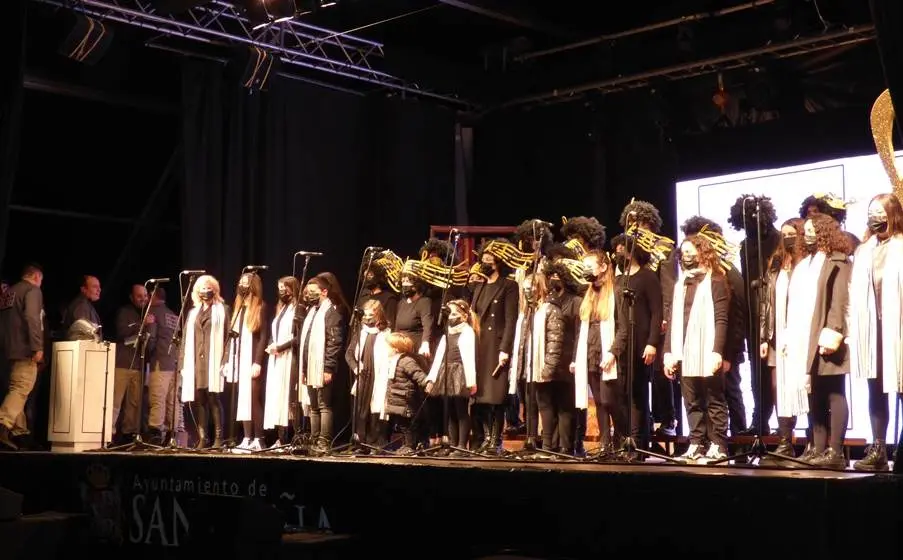 La Coral Portus Victoriae, de Santoña, cantó el himno del Carnaval.