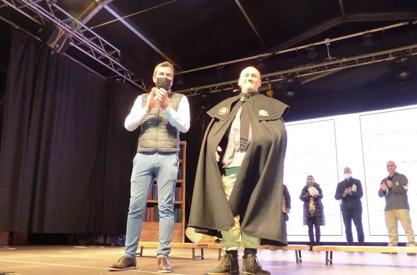 El alcalde Sergio Abascal colocó la capa a Alberto Ancín. Nyka Goicoechea