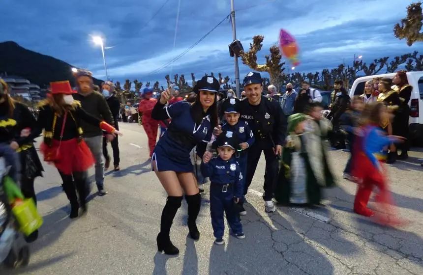 Los policías estuvieron presentes en el desfile de Santoña. R.A.