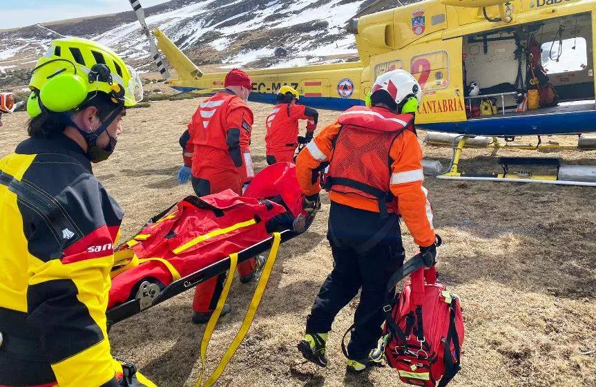 Un momento del rescate de la menor en la estación de de Alto Campoo.