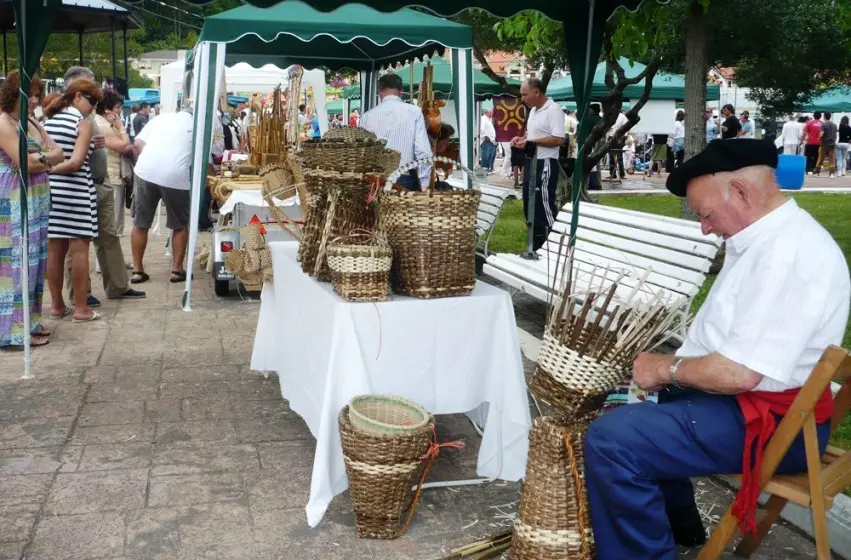 Artesano en las fiestas de Argoños. R.A.