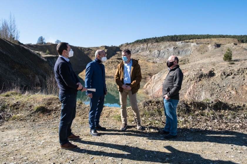 Visita de las autoridades políticas a la mina de Valdeolea.