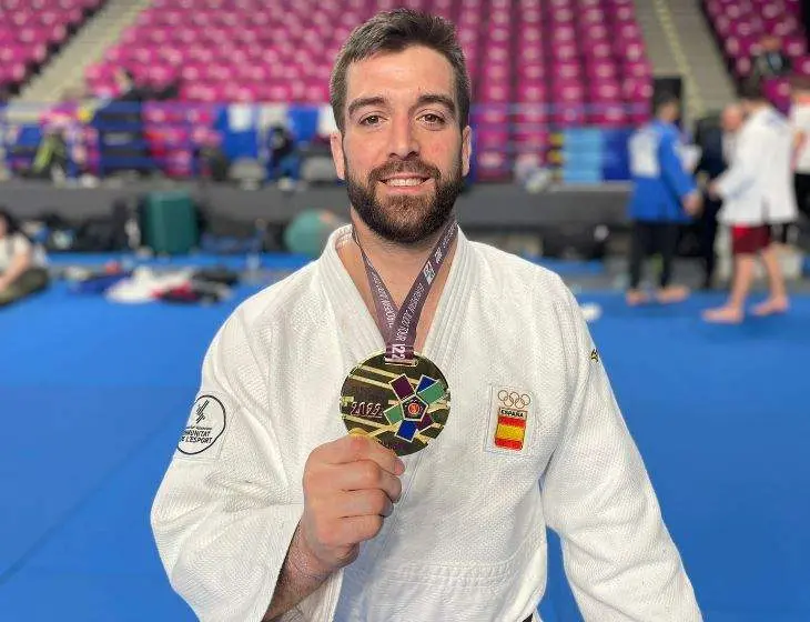 El judoka santoñés, Alfonso Urquiza, con el metal de oro.