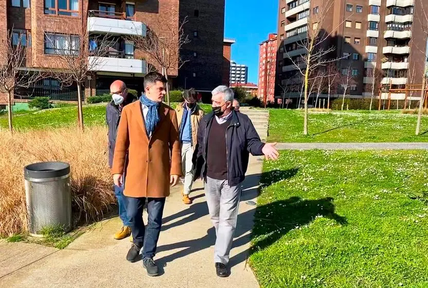 Los concejales socialistas en su visita a Cazoña, en Santander.