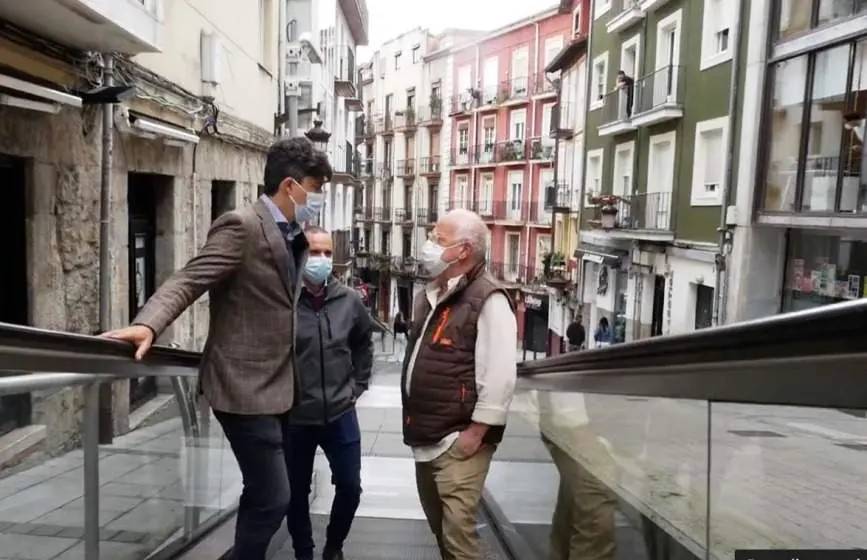 El portavoz socialista, Daniel Fernández, visita el Río de la Pila