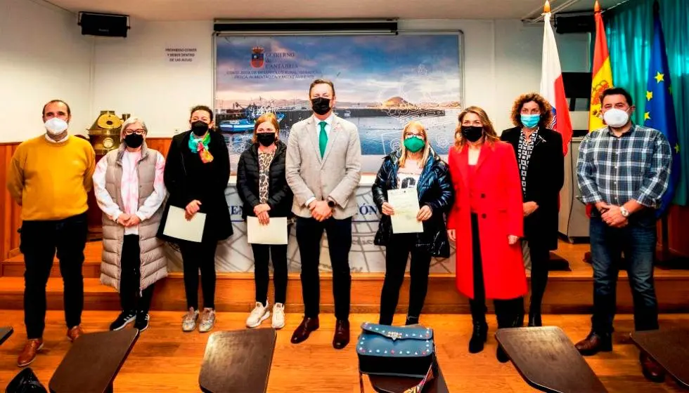 Un momento de la entrega de los diplomas a la rederas que recibieron la formación.