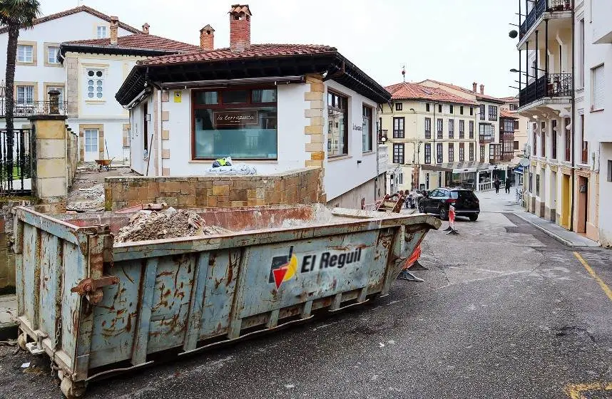 Obras en el centro cívico de Comillas.