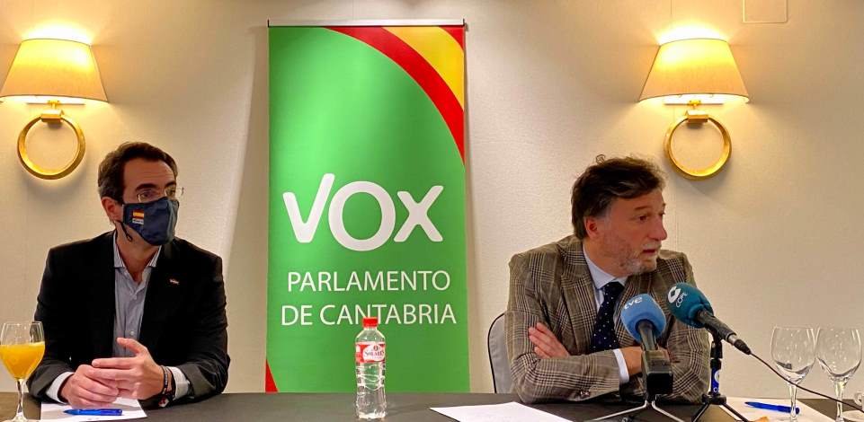 Cristóbal Palacio, a la derecha y Armando Blanco, diputados de Vox en Cantabria.