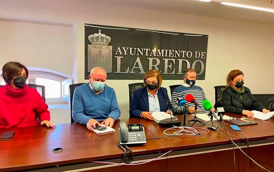 La alcaldesa de Laredo, Charo Losa, en la rueda de prensa.