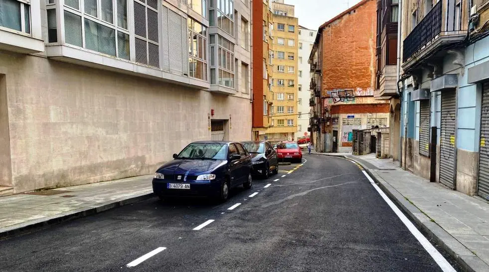 Asfaltado en la calle Marqués de Santillana, en Santander.