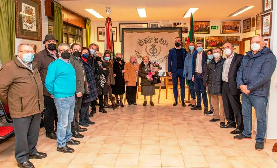 Un momento del acto de entrega de la bandera en Torrelavega.