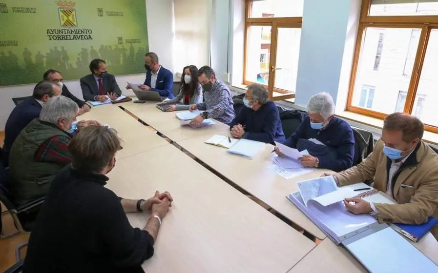 Reunión para informar de las obras previstas en Torrelavega.