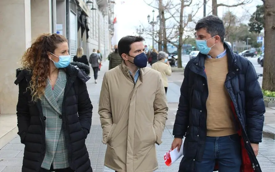 Pedro Casares en el centro, junto a Daniel Fernández y Ainoa Quiñones en Santander.