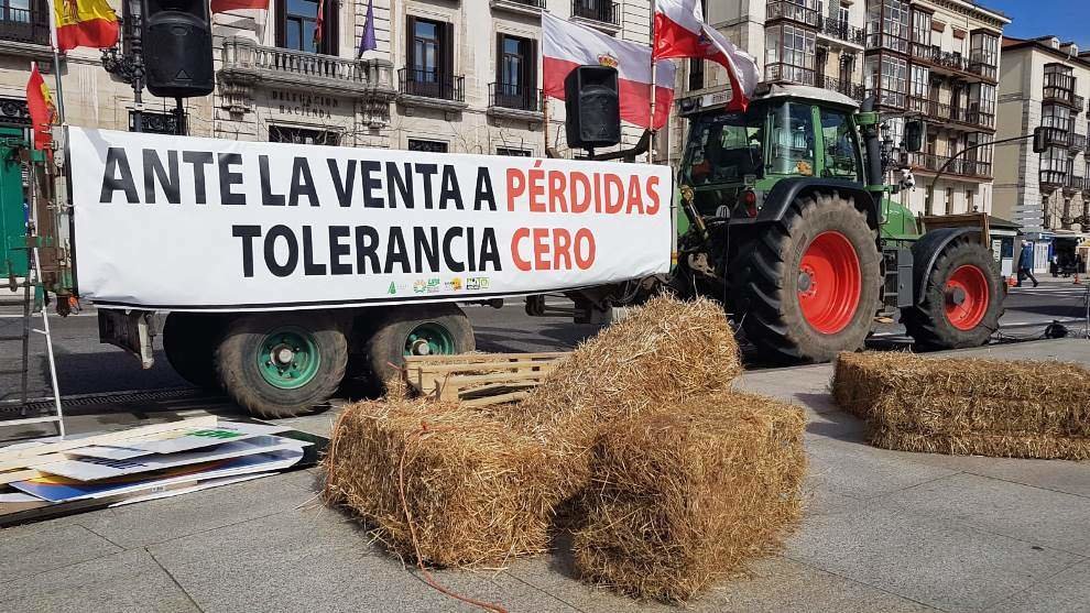 Los tractores ocuparon en centro de Santander en la protesta de los ganaderos.