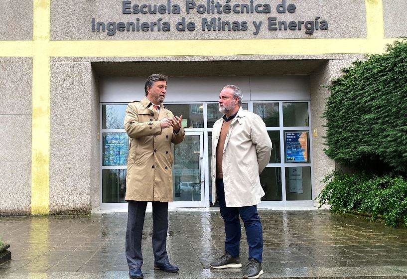 El coordinador Roberto García y el diputado regional, Cristóbal palacio, en Torrelavega.