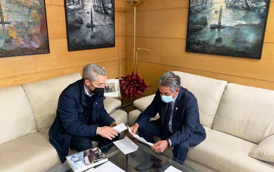El portavoz del PRc de Guriezo, Ángel Llano, se reunión con el presidente regional, Miguel Ángel Revilla.