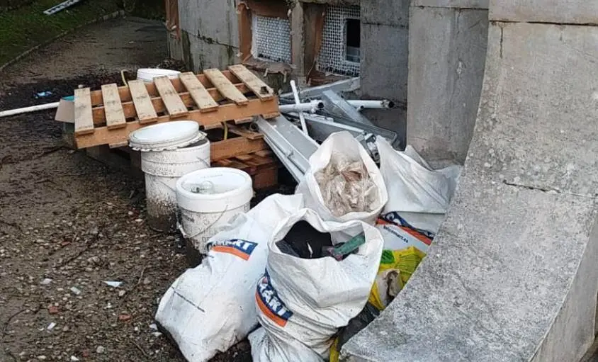 Vertedero de material de obra en los jardines de San Roque, en Santander.