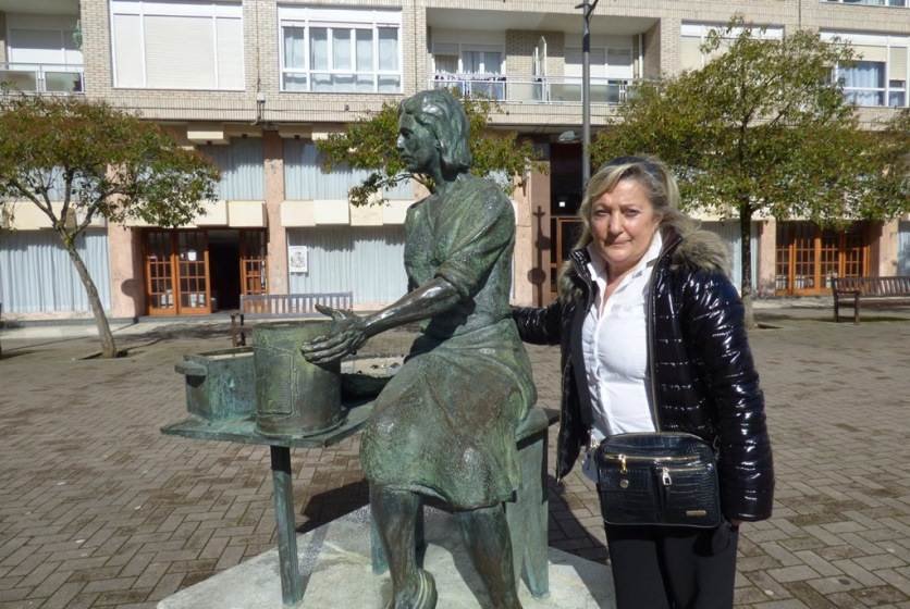 María Teresa Arriola junto a la escultura a la mujer conservera en Santoña. R.A.