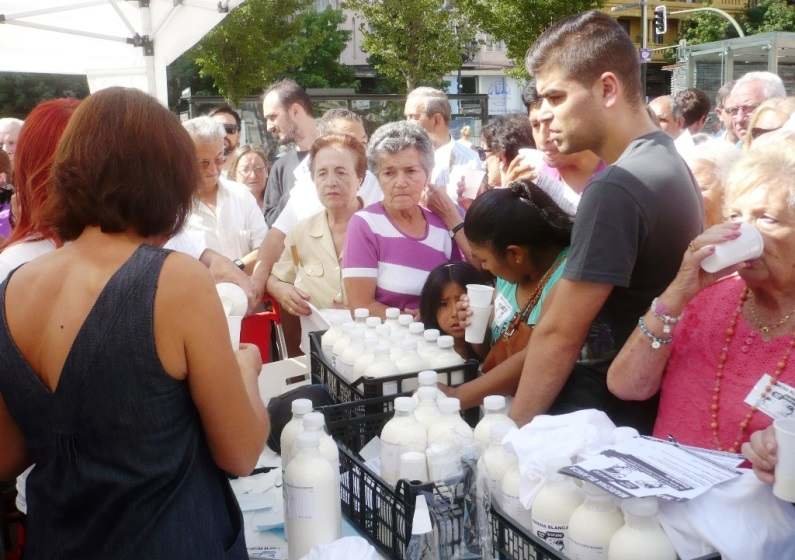 Protesta de los ganaderos en la que regalaron leche en Santander. R.A.