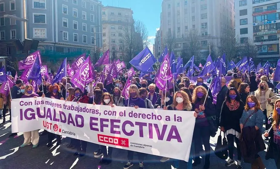 Concentración en la Plaza del Ayuntamiento de Santander por los derechos de las mujeres.