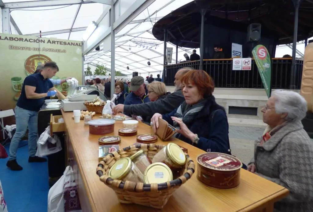 Los visitantes degustan y adquieren productos de las conserveras de pescadora en la Feria de Santoña. R.A.