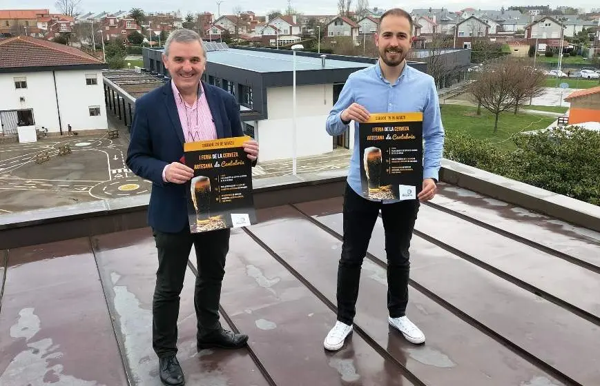 El alcalde de Santa Cruz de Bezana, Alberto García, y el edil de Participación Ciudadana, Luis del Piñal.