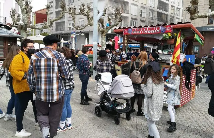 En la Plaza de San Antonio también se pudo ver a los vecinos y visitantes disfrazados y con carros. R.A.