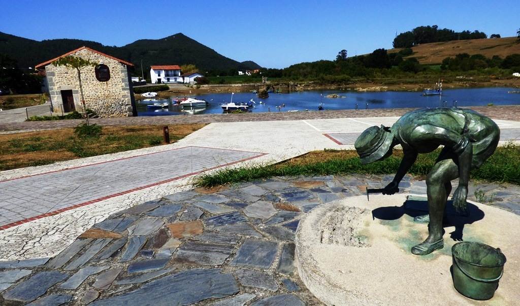 La escultura a la mariscadora se encuentra en la zona del Rivero. R.A.