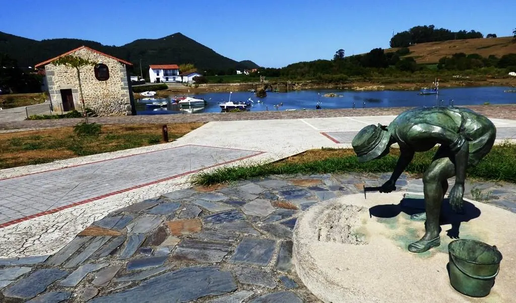 La escultura a la mariscadora se encuentra en la zona del Rivero. R.A.