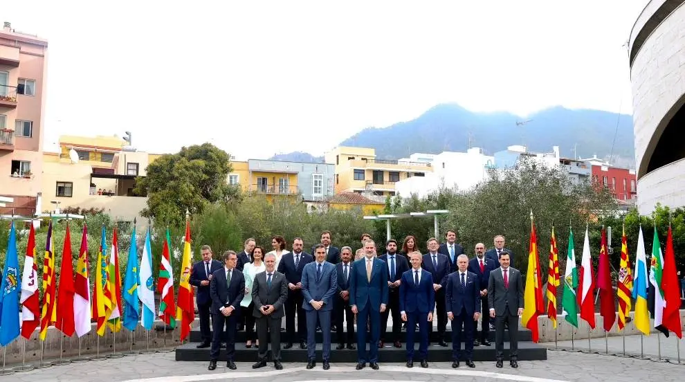 El presidente regional, Miguel Ángel Revilla, junto a sus homólogos en otras Comunidades y el Rey Felipe VI.