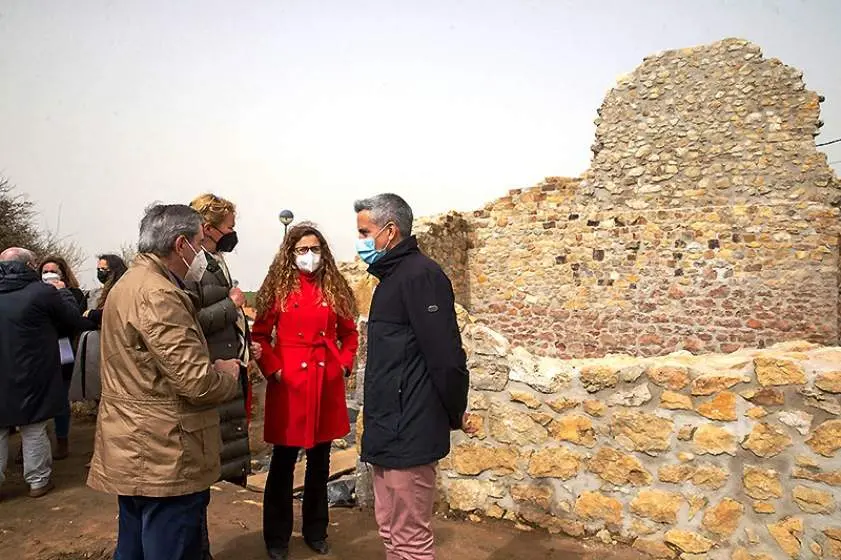 Las autoridades políticas visitan las obras en la torre medieval de Tagle, en Suances.