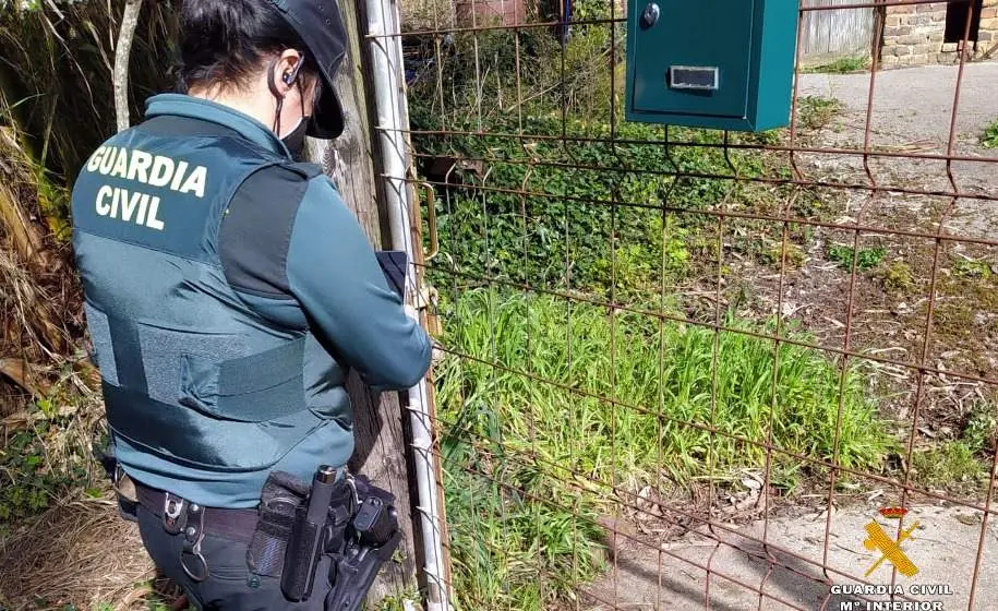 Los agentes en el domicilio robado en Castro Urdiales.