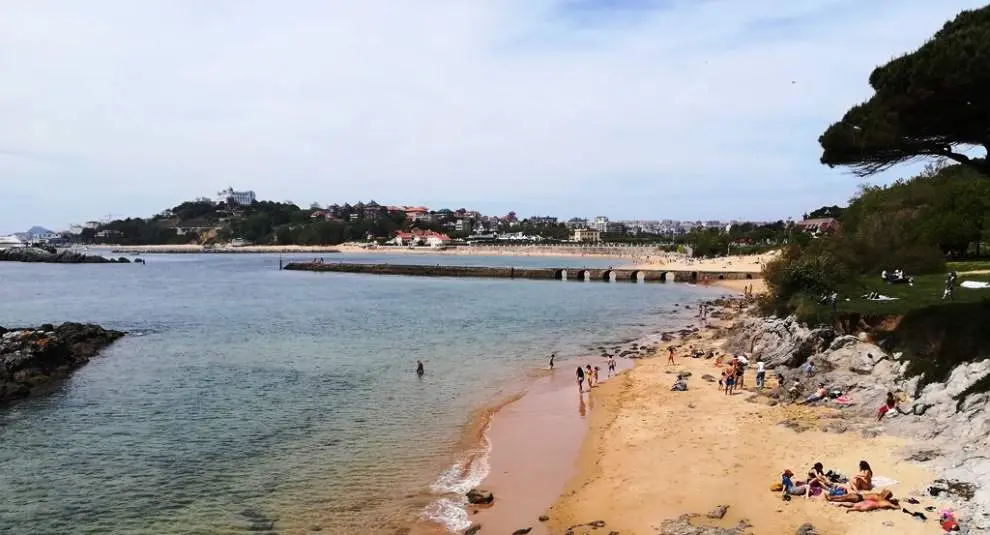 Playa cercana al Palacio de la Magdalena, en Santander.