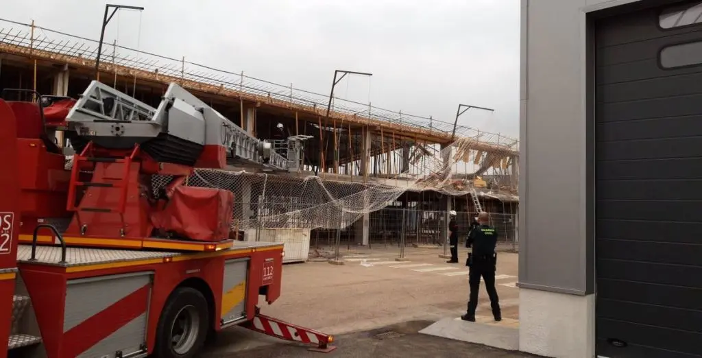 Obras de las nuevas bodegas en el puerto pesquero de Colindres.